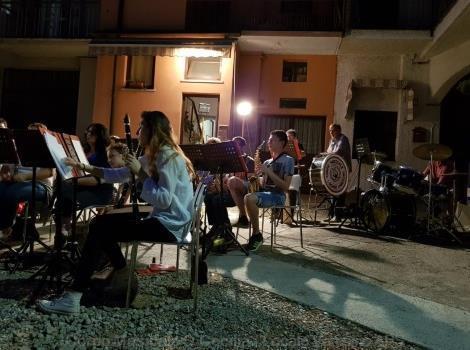 La banda suona